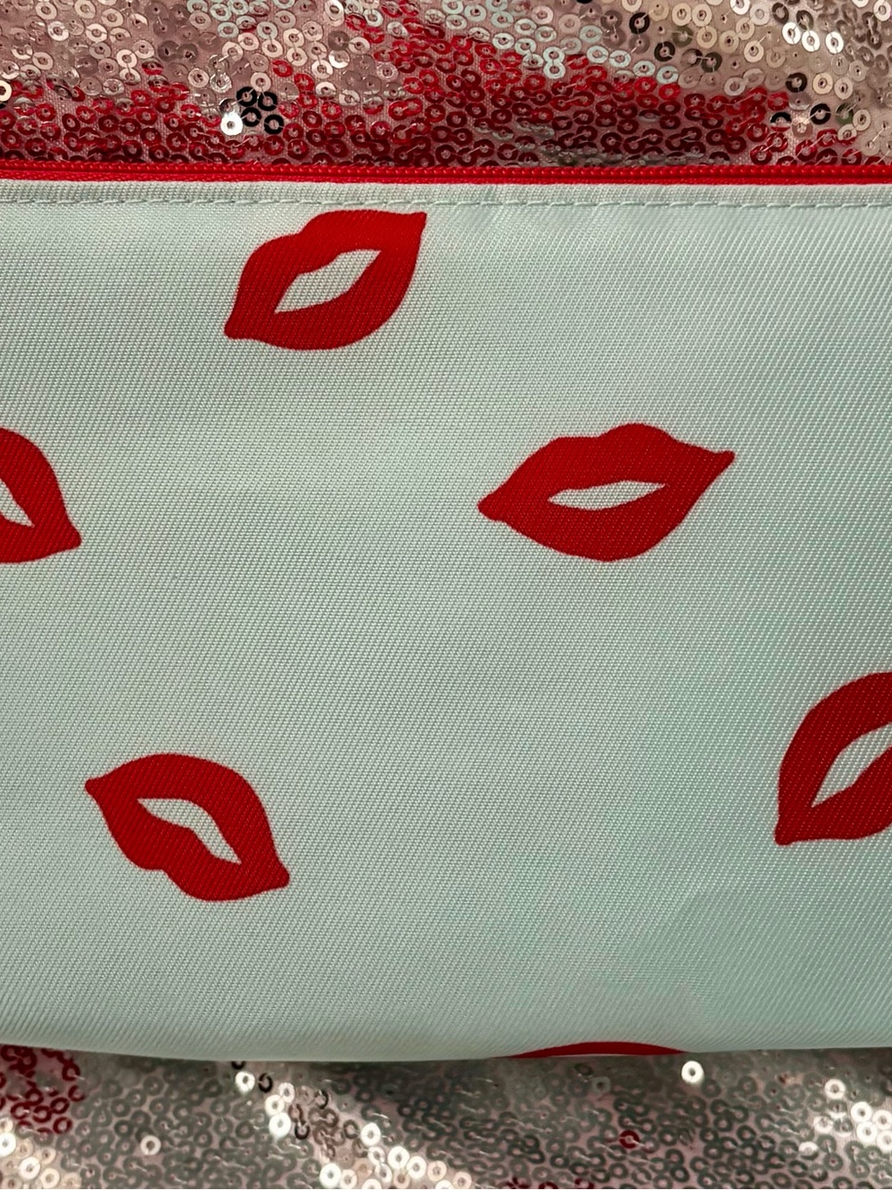 NWT Kate Spade Lip Print Cosmetic Pouch in White & Red - Picture 3 of 5